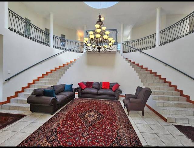 5 BEDROOM HOUSE FOR SALE IN WATERKLOOF RIDGE